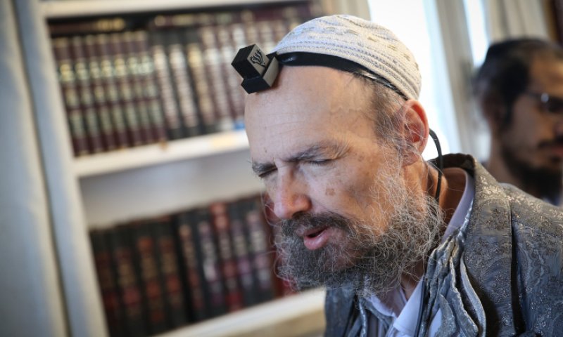 לאגור מים ומזון לקראת מלחמה? הרב דב קוק משיב