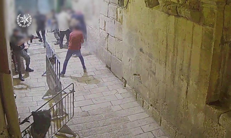 המחבל מתנפל, הלוחם נפגע ויורה: תיעוד הפיגוע