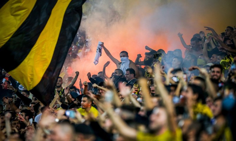 קיבל 1,000 שקלים תמורת זריקת רימון עשן באצטדיון