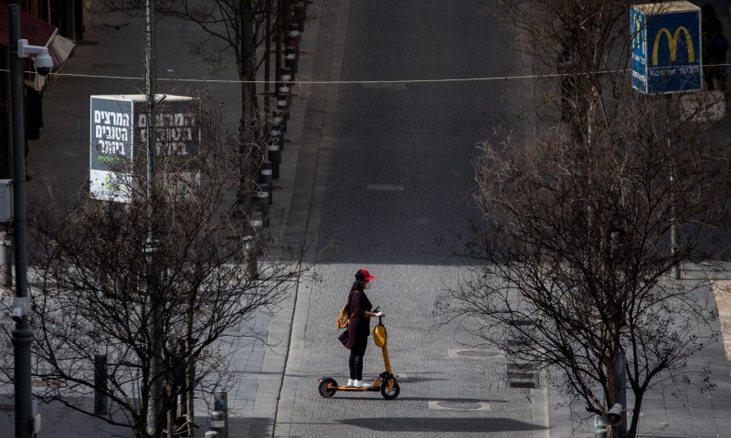 ועדת הכלכלה אישרה: 1000 שקל קנס לרכיבה בלי קסדה