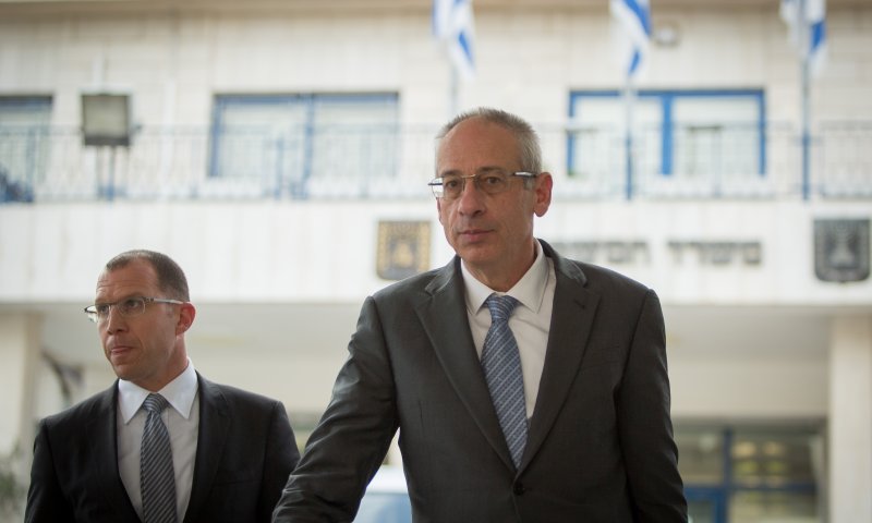 עו"ד של נתניהו הודיע לוועדת ההיתרים על פרישה