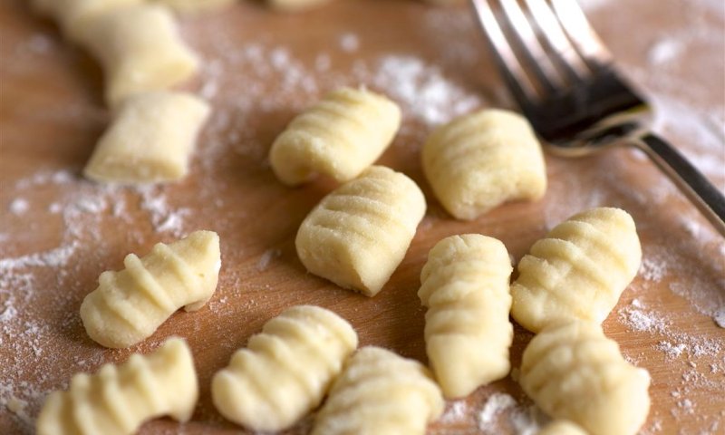 ניוקי מתפוח אדמה אפוי עם פול, פטה ונענע