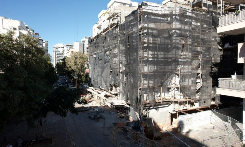 בולען נפער בהוד השרון, 3 בניינים סמוכים פונו