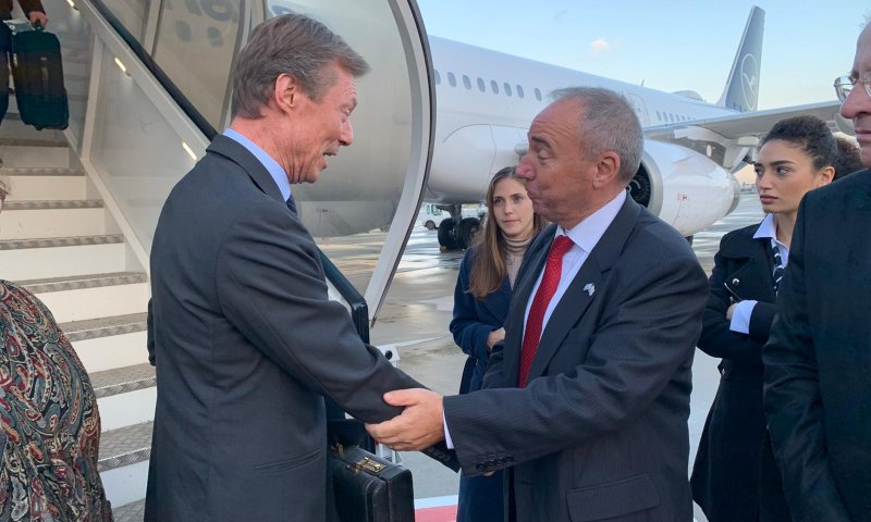 הרכבת האווירית נמשכת: מלך הולנד נחת בארץ