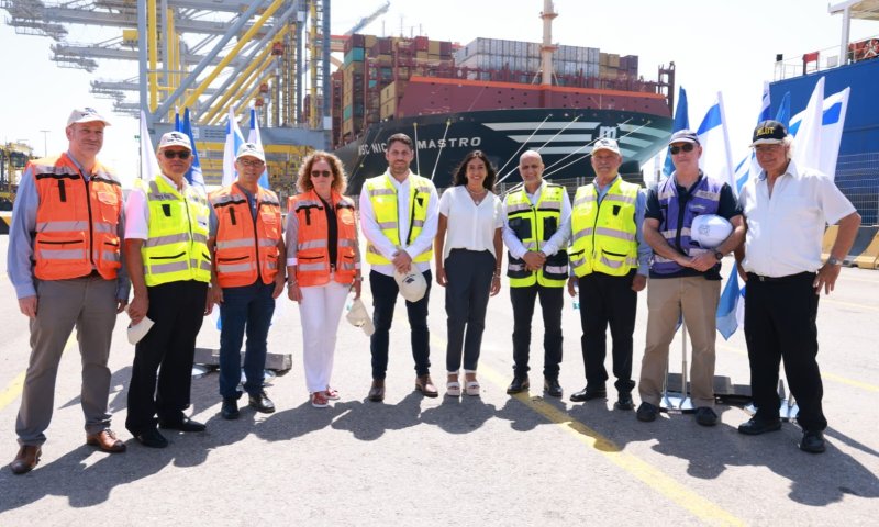 שיא: אנייה עם 20,000 מכולות עוגנת בנמל הדרום