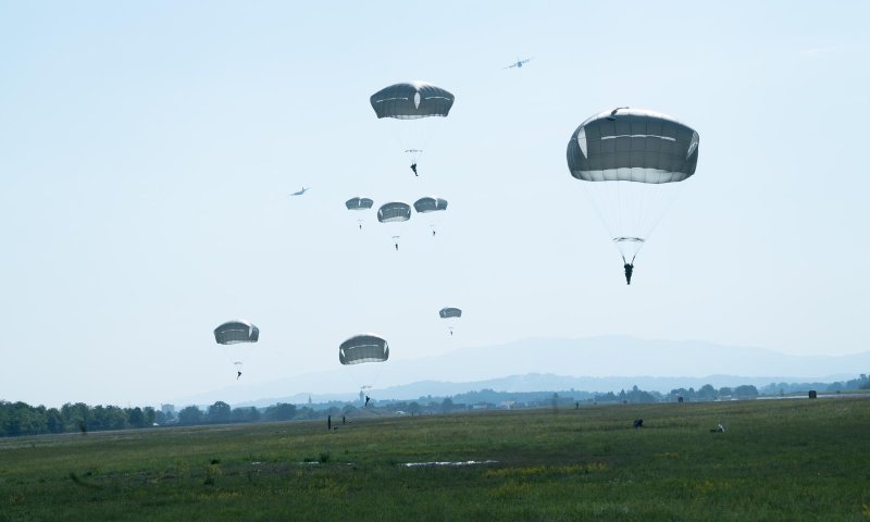 צפו: לוחמי צה"ל צונחים בסלובניה במחווה לחנה סנש