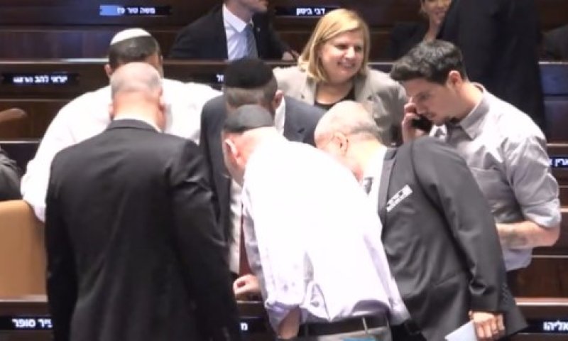 דרמה בכנסת: המקום של השר עלה באש. צפו