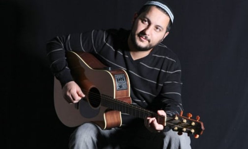 אבי בניון מוכיח שיש סולואים שרק הוא יכול לשיר