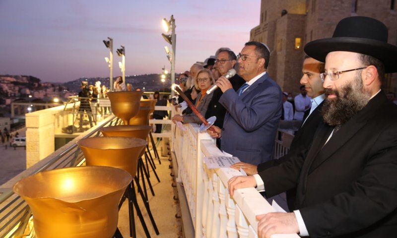 נר שלישי בכותל במעמד ניצולי שואה מהעולם