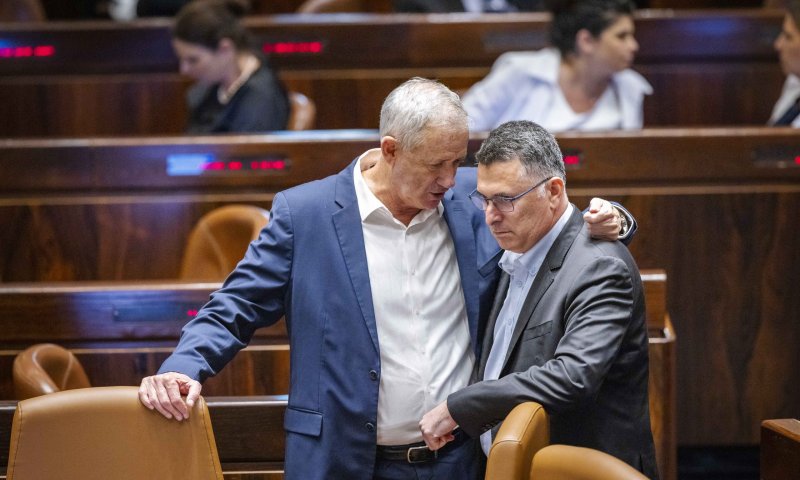 סקר: נתניהו מתחזק; סער וגנץ צוללים; שקד בחוץ