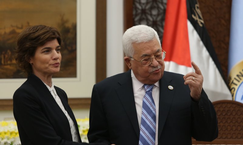 אבו מאזן נפגש עם זנדברג: "קיזוז המשכורות פגע בנו"