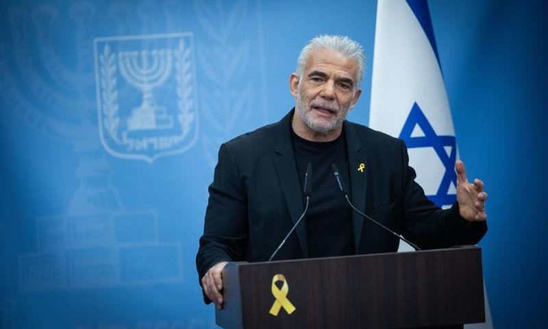 לפיד תוקף: נתניהו לא יודע להפוך את ההצלחות לניצחון מדיני