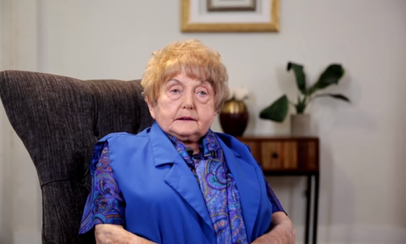 צפו: ניצולת השואה סלחה למנגלה וחטפה מהגולשים