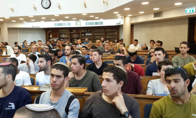 הרב אבינר: 'השתגעו לגמרי, דוחפים בנות בכל מקום'