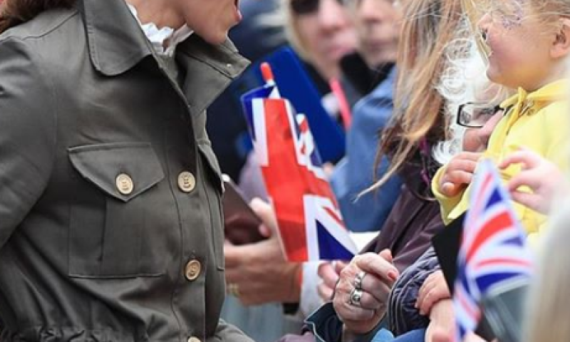 ירדו לעם: ויליאם וקייט בביקור כפרי עם גזיזת כבשה