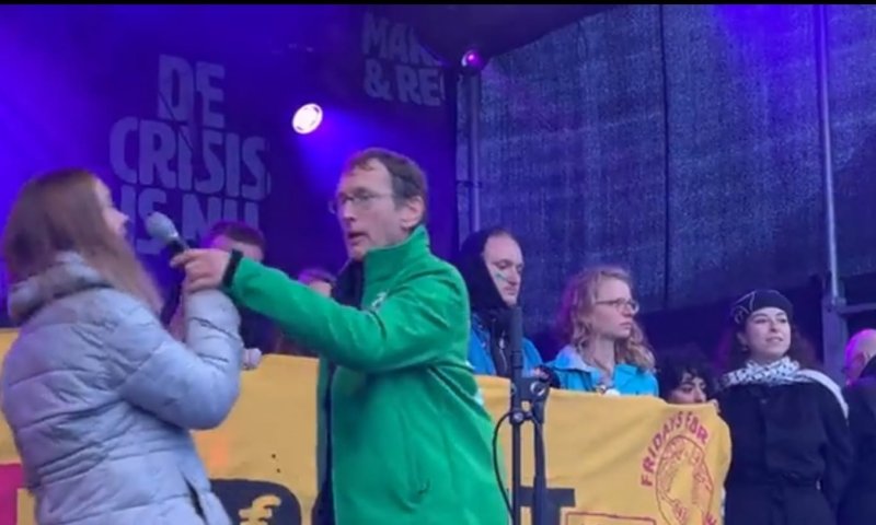 מפגין חטף מגרטה מיקרופון: "לא באתי לשמוע פוליטיקה"