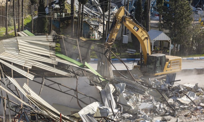 אחרי שנהרס: שריפה פרצה במתחם אונר"א בירושלים