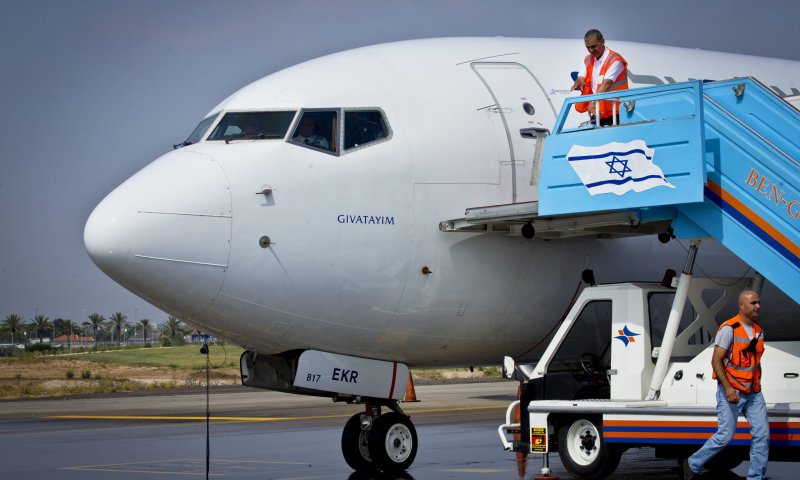 נוסעים שנוחתים מבריטניה מועברים בכפייה למלונית