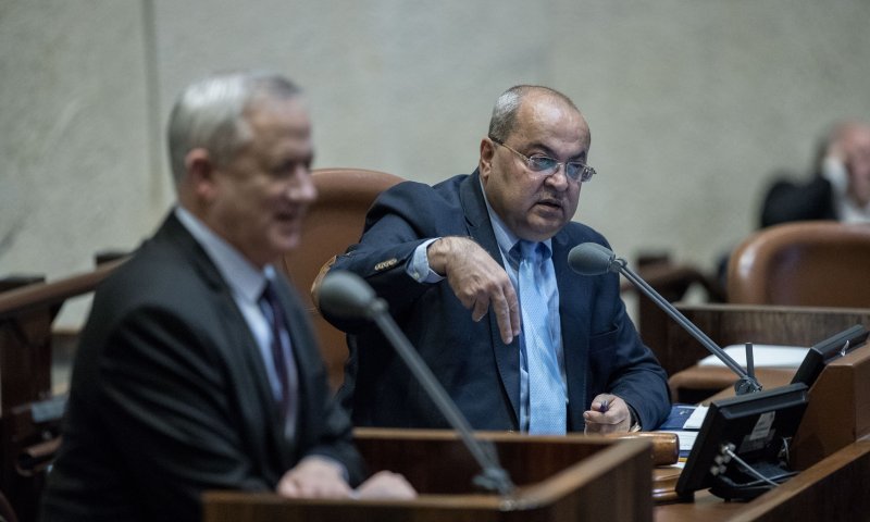 הביטוי "רוב יהודי" של לפיד מעורר זעם מימין ומשמאל