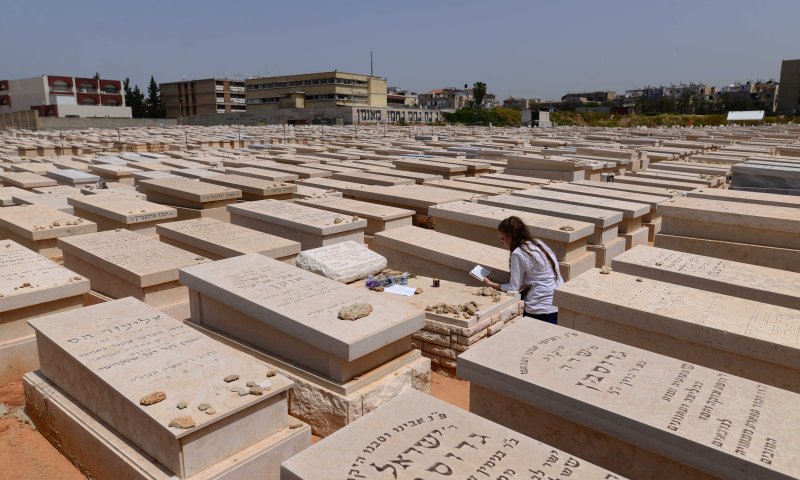 אזעקה בזמן הלוויה: בורחים לחלקת הקבורה הרוויה