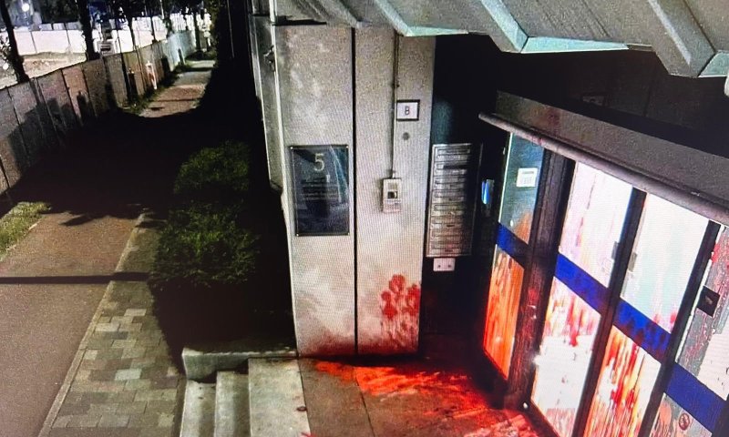 עוד אירוע אנטישמי: שפכו "דם" על שגרירות ישראל בהאג