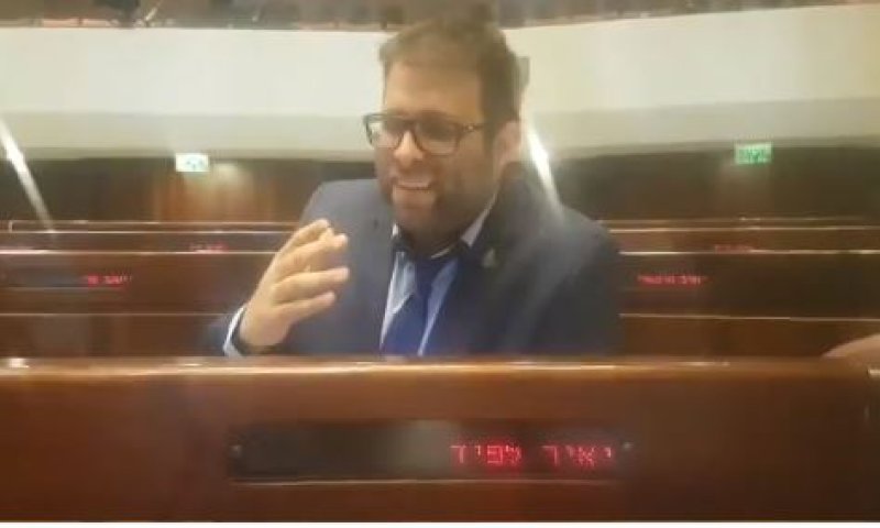 צפו: אורן חזן בחיקוי 'גדול' של יאיר לפיד