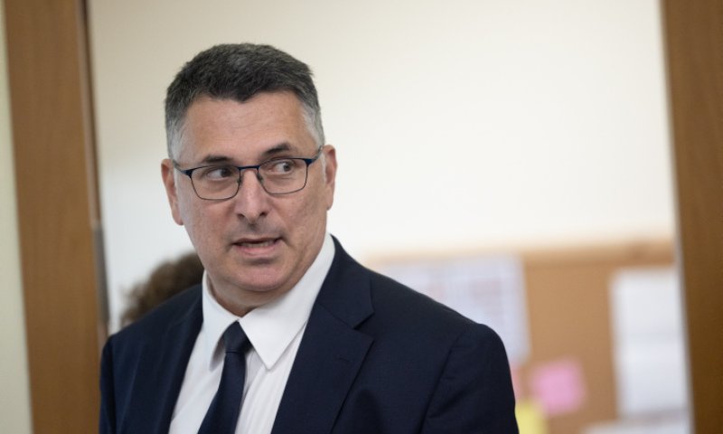 גדעון סער מאבד את זה: "חבורת סמורטוטים"