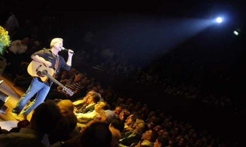 כשזה חילוני מותר לדרוש שיוותר על הערכים שלו?