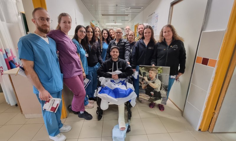 מוקף בדגלי ישראל: הלוחם שנפצע בג'נין שוחרר מאשפוז