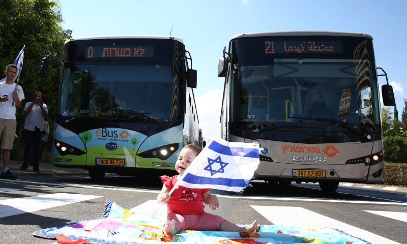 אחרי הסערה: הצלמת מגיבה על תמונת התינוקת בהפגנה