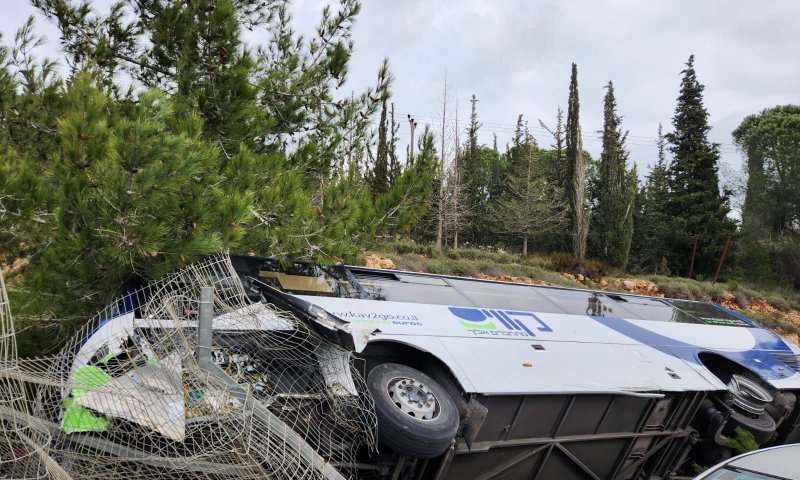 אוטובוס התהפך סמוך לירושלים; פצועים ולכודים