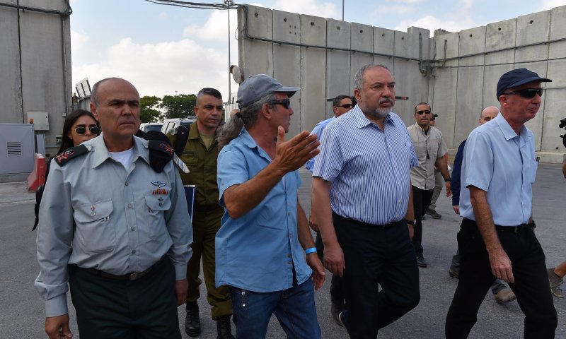 אחרי מות החייל: התנאי של ליברמן לתושבי עזה