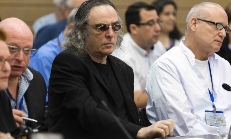 צביקה פיק חש ברע- המטוס נאלץ לבצע נחיתת חירום