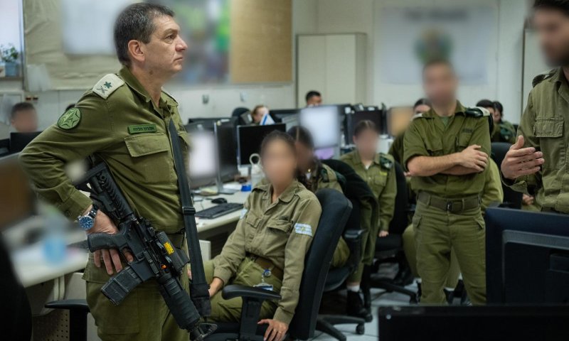 בצל האיומים: ראש אמ"ן ביקר בבסיסי הצפון