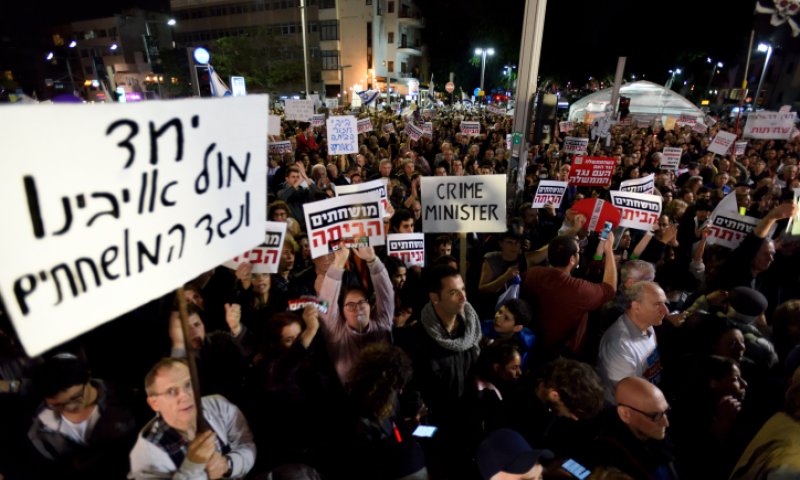 מימין ומשמאל: זעזוע בעקבות מיצג הגיליוטינה