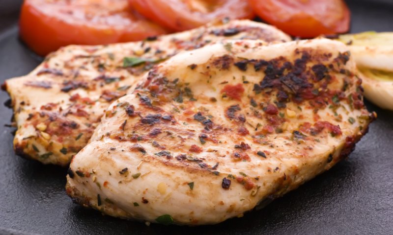 טעים ובריא: מתכון לסטייק חזה הודו עם קישואים