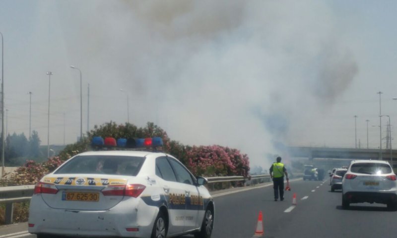 כביש מספר 1 נחסם לתנועה בגלל שריפה
