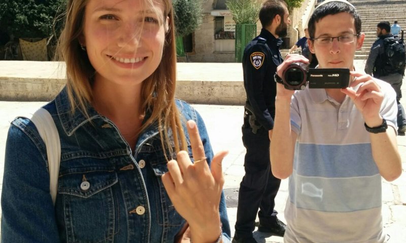 צפו: תום ניסני מקדש את אישתו בהר הבית