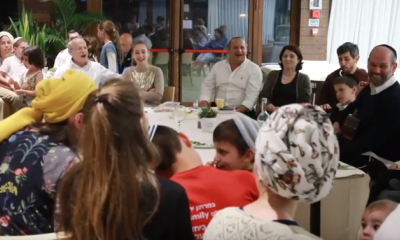 מרגש: יונתן רזאל שר עם יתומי טרור &bull; צפו