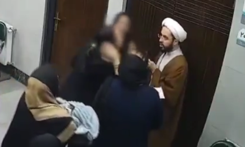 דרמה באיראן: איש דת צילם אישה וספג זעם המוני