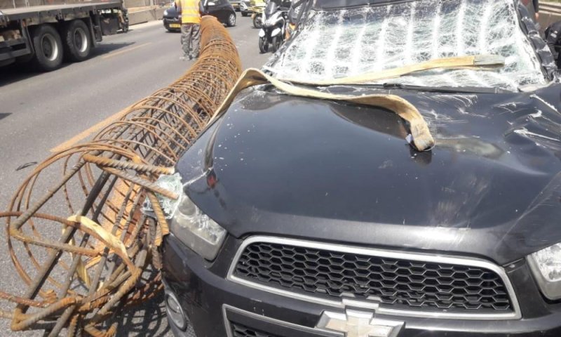 נס: גליל ברזל נפל ממשאית על רכב בנתיבי איילון