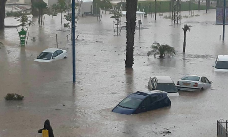 באמצע הקיץ: רחובות הוצפו, מכוניות שקעו