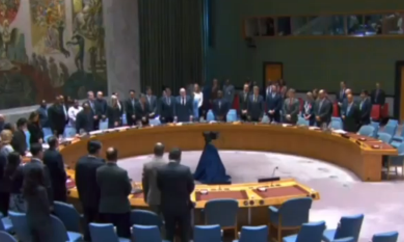 ביזיון: סגן שגריר ארה"ב נעמד בדומייה לזכר ראיסי