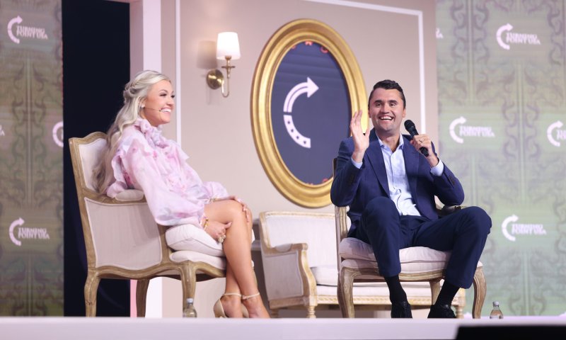 שבוע אחרי מות בעלה: אלמנתו של צ'ארלי קירק בתפקיד חדש