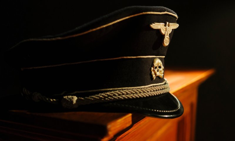 צולמה עם כובע של נאצי, ונאלצה לפרוש מהבחירות