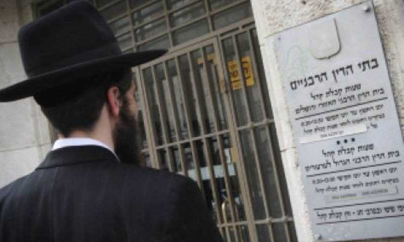 עתירה: "בתי הדין הרבניים אינם שירותי דת"