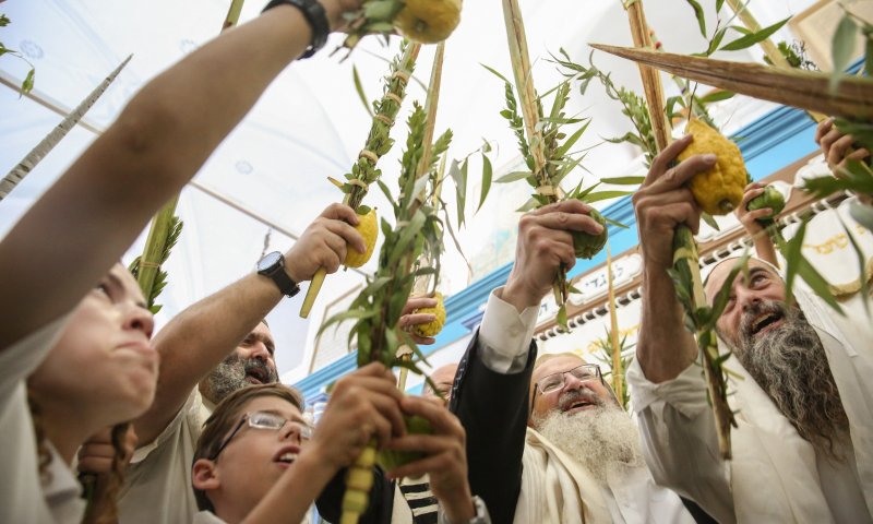 מרהיב: מאות בתפילת 'הלל' עם הרב שמואל אליהו. צפו