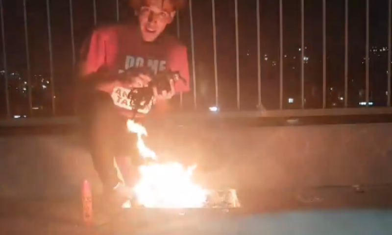 מזעזע: הצעיר שתועד שורף תפילין עוכב לחקירה. צפו