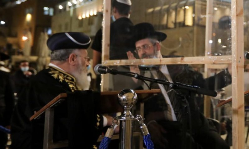 מה עושים עם סוכה, הקפות ומקווה? הנחיות הרב הראשי