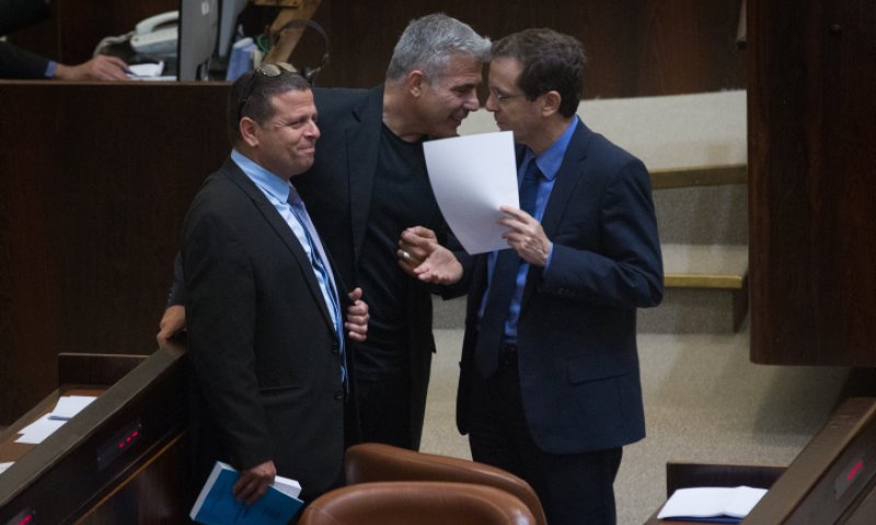 מספר שיא של מנדטים ללפיד, הרצוג בשפל חדש